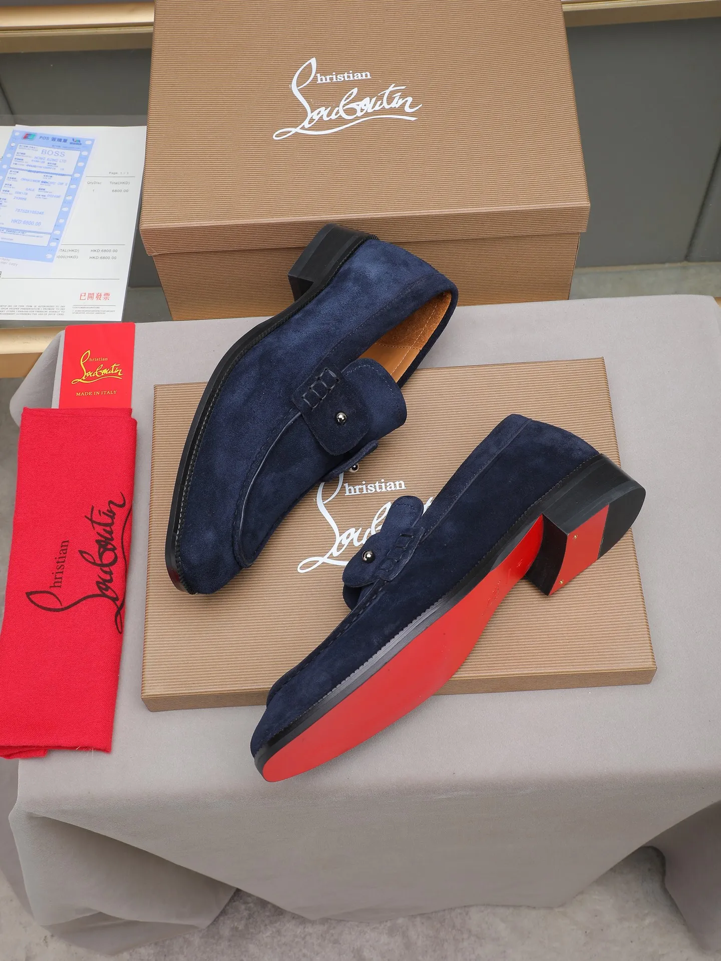 PP580 CL New formal dress shoes Christia* Loubouti* red-soled shoes GREGGO men's Oxford shoes Official price Made of imported high-mercerized suede, glossy small square tip design, iconic red outsole, extremely personalized shoe style, original color cowhide lining, original Italian leather outsole; fine workmanship, bringing you a luxurious experience. Clean silhouette and straightforward, GREGGO men's Oxford shoes It is an Oxford shoe type born for city roaming. Standard leather shoe size: 38～44# (45🉑️customized)